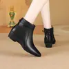 Nuevas botas de algodón otoño e invierno 2026, con tacón de cuña, punta fina, suela antideslizante, plantilla suave y forro de felpa para abrigar, lo que las convierte en botines versátiles y modernos para mujer.
