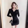 Vestido tubinho com decote V cruzado que disfarça o corpo, acentua a cintura, é emagrecedor e versátil, em cor sólida, de manga comprida, vestido preto curto
