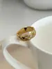 Anillo de diamantes clásico de lujo ligero para hombre y mujer europeo y americano, diseño de personalidad moderno para combinar con todo, exquisito de alta gama