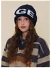 Chapéu de Tricô Jacquard com Letras e Pelo Longo Estilo Coreano para Mulheres no Outono e Inverno, Quente e Versátil, Chapéu Frio que Valoriza o Rosto para Alunos do Ensino Fundamental e Casais