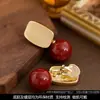 Pendientes de Perla Redondos Rojos de Alto Brillo Estilo Pequeña Fragancia Elegantes y Exquisitos Sin Agujero Pendientes Personalizados de Lujo Accesible de Gama Alta para Mujer