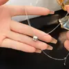 Collar Miel Mínimo Colgante Sin Diamante Brillo Dorado V Electrochapado en Oro 18K Versión de Precisión Lujo Accesible para Mujer No se Desvanece Venta Directa de Fábrica