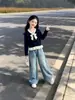 Conjunto de Primavera y Otoño para Niñas 2026 Nuevo Conjunto de Dos Piezas: Top de Punto con Lunares y Moño, Jeans de Pierna Ancha con Estrellas Bordadas