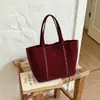 Bolsa transversal de ombro único feminina design de nicho camurça pelúcia bolsa de ombro para trabalho grande capacidade estilo preguiçoso rebite bolsa feminina