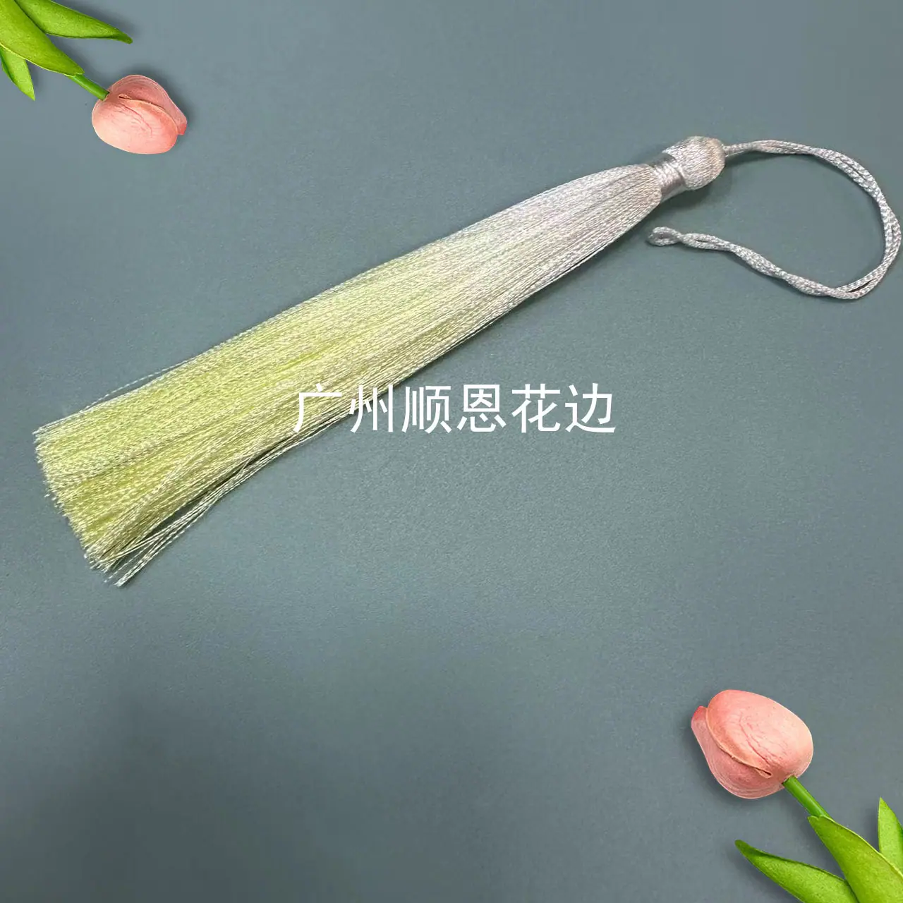 鹅黄色