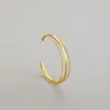 Arena movediza textura minimalista versátil forma de tres capas diseño suave oro destellante color oro 18K pulsera de protección para mujer