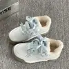 Zapatos Blancos Gruesos y Peludos Versátiles Estudiante Casual Zapatos de Tabla Mujer 2026 Nuevo Otoño/Invierno Zapatos de Pan Zapatos Cálidos para Mujer