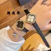 Nuevo reloj de pulsera para mujer, esfera con diseño de trébol de cuatro hojas totalmente incrustada con diamantes, correa de moda, movimiento de cuarzo de tres agujas, color dorado, venta al por mayor