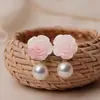 Pendientes de Perla Camelia 2026 Nuevo Estilo Popular Elegantes de Lujo Ligero Pendientes de Gama Alta Moda Dulce Accesorios para Orejas de Aguja de Plata