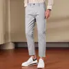 Pantalones casuales de hombre cropped, corte slim, elásticos, con tobillo cónico, nuevos y modernos para el otoño 2026, pantalones versátiles que realzan la altura