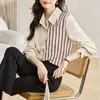 Foto real de la nueva ropa casual de otoño elegante para mujer: camisa de gasa con cuello, top, cárdigan, blusa, camiseta básica, camisa