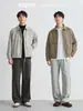 Chaqueta corta de hombre de moda con cuello alto, colección otoño 2026, con un diseño tridimensional prensado, corte holgado, hombros caídos y un versátil estilo con cremallera