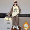 24 Otoño/Invierno Niños Forrado de vellón Engrosado Holgado Casual Traje deportivo Pantalones deportivos estampados para niña Conjunto de dos piezas