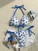 Bikini Blanco Fresco y Popular 2026 con Lunares Azules, Borde con Volantes, Cuello Halter, Tirantes de Atar, para Vacaciones en la Playa y Aguas Termales, Bikini de Dos Piezas para Mujer