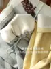 Un par de pantalones de invierno - forrados de polar, engrosados y diseñados para usarse en dos direcciones. Estos pantalones casuales cuentan con cintura elástica, corte holgado, pierna recta y pierna ancha.. Pantalones de chándal de invierno para mujer, modelo H090716