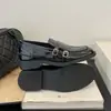 Sapatos Femininos de Couro Pequenos Estilo Britânico com Fivela de Metal ShangGuLi Salto Baixo Bico Redondo Versáteis Sapatos de Uma Sola Mocassins de Calçar