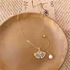 Collar de perlas en forma de abanico chapado en oro real de 18 quilates, estilo nicho de alta gama, cadena para la clavícula simple y a la moda, accesorio versátil de lujo ligero