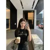 Zhong Feifei Primavera 2026 Nova Malha Feminina Elegante Estilosa Manga Curta Top de Alta Qualidade Único e Bonito