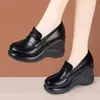 Mocasines de Mujer con Cuña y Suela Gruesa 2026 Otoño Slip-On Estilo Británico Zapatos Pequeños de Cuero Suela Suave Antideslizantes Zapatos para Mamá