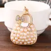 Bolso pequeño cruzado de perlas estilo coreano inspirado en Chanel llavero de coche colgante para bolso de mujer llavero de metal con diamantes pequeño regalo