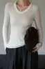 Suéter de lana pura de punto fino para mujer, lavable a máquina, colección otoño 2026, top tipo jersey de cuello en U, corte ajustado