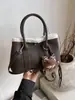 Comercio Exterior Transfronterizo Otoño e Invierno 2025 Nuevo Estilo Bolso de Mano de Alta Gama y Bolso Cruzado con Combinación Retro de Gamuza y Lana de Cordero