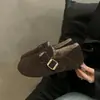 Sapatos fofos de sola grossa para mulheres, sapatos quentes de algodão com forro de fleece, chinelos fechados, para usar ao ar livre, sapatos baixos fofos de lã e veludo cotelê estilo Birkenstock