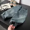 Calça jeans forrada com fleece para meninos 2026 novo estilo espesso calça comprida infantil outono e inverno calça versátil estilosa