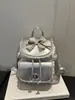 Mochila elegante y sofisticada para mujer con un diseño de lazo único, perfecta para estudiantes universitarios y personas que van al trabajo.
