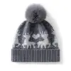 Nova coleção outono e inverno: gorro de tricô simples e versátil com pompom, feito de cashmere, apresentando um design color-block com um pequeno motivo de veado, oferecendo um visual moderno, casual e quente