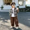 Conjunto de otoño a cuadros estilo coreano para niños, chaqueta, conjunto casual de tres piezas, nuevo conjunto de béisbol de tres piezas para primavera y otoño al por mayor
