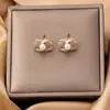 Brincos Pingente Letra Cc Inlaid em Resina com Pérola Imitação e Strass da Qingdao Daiwei Jewelry São Adequados para Uso Diário Feminino
