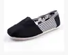 Venta al por mayor de fábrica Zapatos de lona para parejas nuevos europeos y americanos color liso suela plana zapatos de lona bajos especiales de oferta en AliExpress