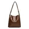 Bolso de hombro para mujer con patrón de cocodrilo retro europeo y americano, bolso de gran capacidad para el día a día, bolso tote tipo cubo de alta gama, transfronterizo