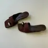 Sandálias de plataforma de veludo retrô francesas com detalhes em metal, bico fechado, novo estilo, 2026, chinelos, bico quadrado, salto, sandálias de tira única