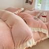 Juego de cama de cuatro piezas de terciopelo coral de leche engrosado de doble cara, ropa de cama de franela de invierno, falda de cama más gamuza, sábanas, funda de edredón