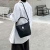 Bolso Estilo Coreano Mujer 2025 Nuevo Cuero Genuino de Alta Gama Patrón Lichi Bolso Tipo Cubo Portátil Hombro Combinable Bandolera Bolso de Mujer