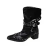 Botas da moda emagrecedoras 2026, novas botinas de outono estilo europeu e americano, salto grosso, com tachas, botas de cano médio que aumentam a altura, bico fino, versáteis para mulheres