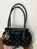 Bolso de mano de lunares estilo coreano, relajado y elegante, un nuevo diseño 2026, perfecto para el trabajo, los desplazamientos y los viajes.