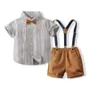 Conjunto nuevo de verano vintage para caballero: camisa de manga corta a rayas grises y blancas con cuello de solapa y shorts holgados de color café caramelo