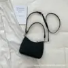 Bolsa Tote Tecida de Moda Transfronteiriça para Mulheres 2026 Nova Versátil Grande Capacidade para o Dia a Dia Ombro Transversal Simples Tendência