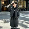 Conjunto de outono e inverno para meninos 2026 novo jaqueta acolchoada estilo coreano roupa de primavera e outono para bebê conjunto estiloso de três peças