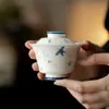 Estilo Dinastia Tang e Song Argila de Jade Pintada à Mão Borboleta Pequena Floral Cerâmica Doméstica Tigela com Tampa de Pé Alto Conjunto de Chá Kung Fu Tigela de Chá de Pé Alto