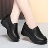 Zapatos de plataforma de cuero suave estilo retro con suela gruesa y punta profunda, diseñados para mujeres, con estilo slip-on, ligeros, suela suave, modernos, cómodos y casuales - perfectos para mamás