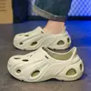 Zapatos con Agujeros para Hombre 2025 Nuevo Verano Ropa de Exterior Sandalias de Cobertura Total tipo Croc para Adolescente Antideslizantes Resistentes al Desgaste Zapatos de Playa