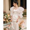 Vestido de noiva francês leve cetim elegante ombro de fora saída pequena cauda tubo top noiva bem-vinda vestido de noite branco
