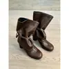 Nova coleção 2026: Botas femininas de cano médio com tiras e saltos grossos, perfeitas para outono e inverno, apresentando um design emagrecedor com detalhes plissados e um visual de salto alto estilo equestre.