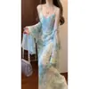 Vestido Azul Floral de Suspensório Estilo Francês de Luxo para Mulheres, Verão 2026, com Conjunto de Duas Peças com Cardigã de Ar Condicionado com Proteção Solar