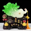 Adorno de col china con ruyi de jade simboliza riqueza y prosperidad, adecuado para decorar la sala de estar, la oficina o el mostrador de caja, y es un gran regalo para una gran inauguración.. Disponible al por mayor