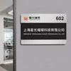 Letreros y placas de nombre personalizados para empresas, estudio para la fabricación de vallas publicitarias y letreros acrílicos para entradas de negocios y oficinas.